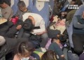 买无座霸占别人座位,你怎么看火车惊现“霸座大爷”，买无座票却强占座位，列车员说劝说一小时无果？