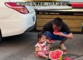 西瓜摔碎就地开吃,买西瓜的人摔坏了我的西瓜，可以让他赔吗？