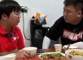 养3弟妹女生遭堵门,女孩不堪养活三弟妹压力轻生续