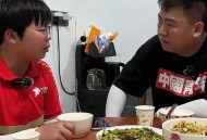 养3弟妹女生遭堵门,女孩不堪养活三弟妹压力轻生续