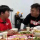 养3弟妹女生遭堵门,女孩不堪养活三弟妹压力轻生续