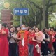 考生爸爸穿旗袍送考,送考家长穿什么衣服？