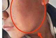 让女儿跪门口扇巴掌,女儿遭遇班主任扇耳光，脸都打肿了？