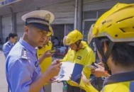 给骑手发不闯红灯奖,外卖骑手摩托车闯红灯会拍吗？