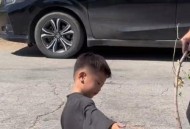 男童坟前喊妈收钱,城市户口的同姓老人去世，想埋在我地里的老坟旁，要5万可以吗？