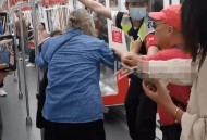 带不同小孩地铁乞讨,地铁带两个小孩