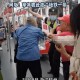 带不同小孩地铁乞讨,地铁带两个小孩