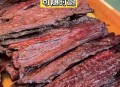 喂牛吃牛肉干遭踩踏,六岁男童爬桌踩入牛肉汤桶烫伤，店方为何被判承担八成赔偿责任？