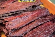 喂牛吃牛肉干遭踩踏,六岁男童爬桌踩入牛肉汤桶烫伤，店方为何被判承担八成赔偿责任？