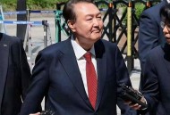 韩总统尹锡悦被起诉,韩国新总统居然叫尹锡悦，“青瓦台魔咒”的阴影下，他高兴个啥？