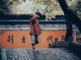 受伤僧人被赶离寺庙,一部电影，寺庙在湖中心，小和尚和来寺庙养病的女主发生了关系？