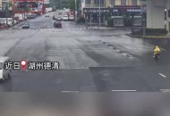 外卖大战负4元购了,外卖小哥闯红灯被撞了责任谁来负？