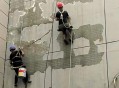 外墙脱落疑砸死女孩,住宅楼外墙瓷砖脱落砸死行人(无物业、入住五年)，该怎么办？