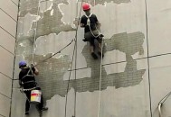 外墙脱落疑砸死女孩,住宅楼外墙瓷砖脱落砸死行人(无物业、入住五年)，该怎么办？