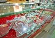 男孩冲进金店喊打劫,如何评价包头一金店被抢劫，警方24小时破案？
