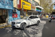 天降水管砸死婴儿,恶劣天气造成落水管砸到车