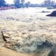 露营遇山洪抱树7h,山区山洪的高发期能在山谷露营吗？