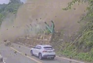 300斤巨石砸中汽车,300斤巨石砸中汽车司机逃生