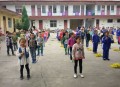 换下课铃学生大哭,教师在讲课两个孩子吵架了一个哇哇大哭，教师该怎么办？