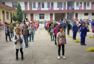 换下课铃学生大哭,教师在讲课两个孩子吵架了一个哇哇大哭，教师该怎么办？