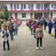 换下课铃学生大哭,教师在讲课两个孩子吵架了一个哇哇大哭，教师该怎么办？