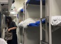 女童遭小火车轧身亡,有火车上工作人员吗？一个女孩子晚上睡卧铺安全吗？