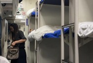 女童遭小火车轧身亡,有火车上工作人员吗？一个女孩子晚上睡卧铺安全吗？