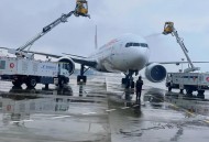 一飞机出现在马路上,道路结冰飞机会停运吗？