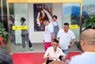 管猴子被游客指责,对于流浪大师的走红，大量网友围观，这一现象你怎么看？