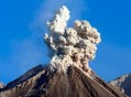 日火山喷发灰柱5千米,火山喷发灰柱冲上万米高空