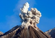 日火山喷发灰柱5千米,火山喷发灰柱冲上万米高空