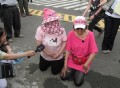 双胞胎考场外跪爷爷,今天和朋友争论一个人能跪多久，我说最多就1？