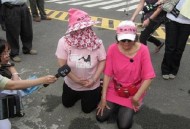 双胞胎考场外跪爷爷,今天和朋友争论一个人能跪多久，我说最多就1？