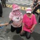 双胞胎考场外跪爷爷,今天和朋友争论一个人能跪多久，我说最多就1？