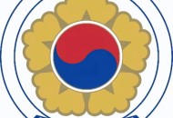 韩国人挥国旗被夺下,韩国的国徽与国旗有什么含义？