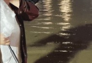 街头下水道爬出女子,街头下水道爬出女子身体视频