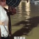 街头下水道爬出女子,街头下水道爬出女子身体视频
