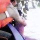 洪水中推妈妈上飞机,洪水中推妈妈上飞机的是谁