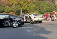 短跑运动员车祸身亡,成都一辆劳斯莱斯车祸死者为两位老人，事故现场距离家门口仅百米。这事你怎么看？