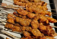 脖子被扎多根烧烤签,羊脖子肉适合烧烤吗？