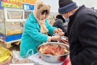 摆摊卖瓜铺满半条路,摆摊卖瓜子图片
