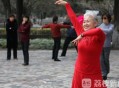 多名阿姨路中央练舞,蛋仔派对阿姨把星星都给你的舞蹈怎么获得？