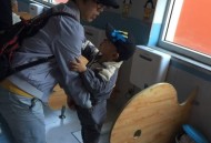 女子用餐碗给娃接尿,上幼儿园老师会教大小便和吃饭吗？