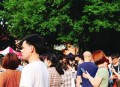 高考考场外统一动作,高考考场外的场景