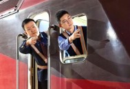 严守视频会议安全门,司机在列车运行中应如何严守限速确认信号，确保列车运行安全？