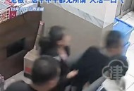 醉汉酒后砸路过小孩,酒后当街撒尿如何处罚？