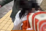 和老太抢座争执被打,在和一老太太吵架时，无意中用手划破了对方的脸，该怎么办？