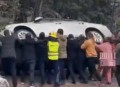 违停车堵消防车被掀,消防车堵路
