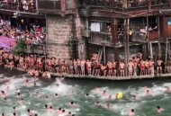 凤凰古城百人抢鸭子,凤凰古城百人抢鸭子是真的吗