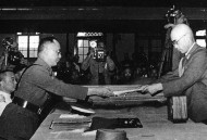 日本签署投降书画面,1945年日本投降签字日是哪一天？